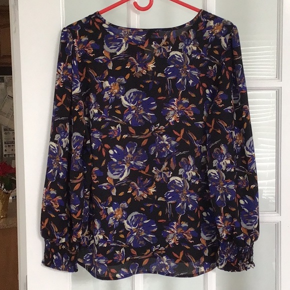 5/$20 Pleione black floral long sleeve top, M. Smocked sleeve cuff, EUC - Picture 3 of 5